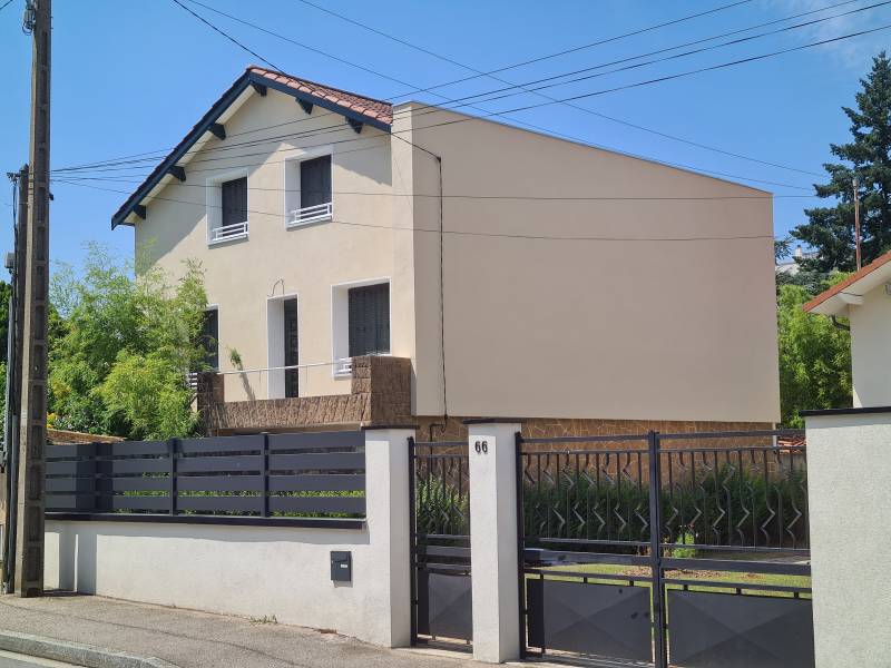 Maison isolée par l&apos;extérieur à Bron