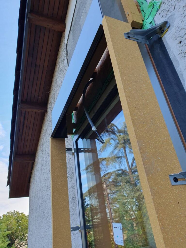 Pose des brise-soleil dans l&apos;isolation extérieure